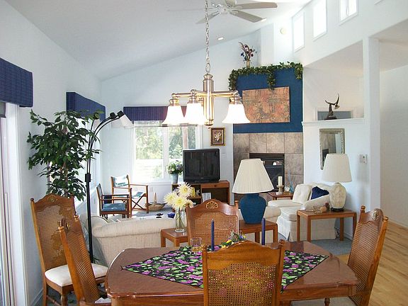 Dining/living room