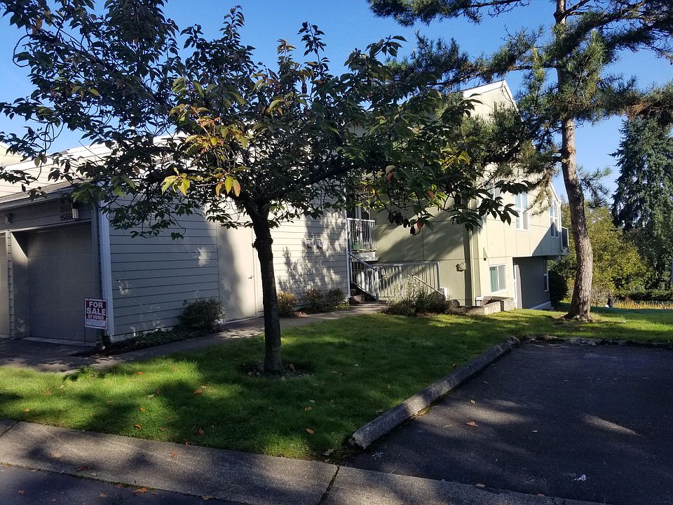 Front yard and extra parkingspot
