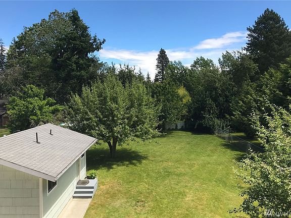 Solid turn key rambler with tons of driveway space and off street parking in this lovely Seahurst neighborhood.