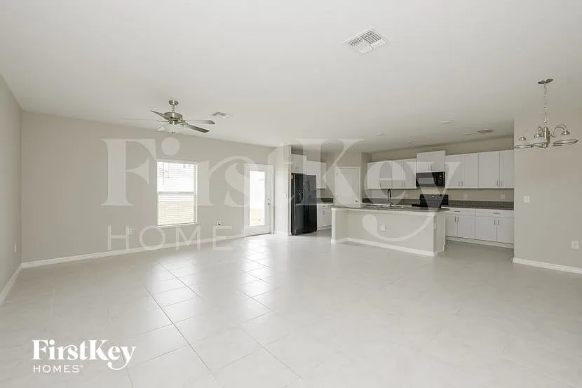 5 bed, 2.5 bath, 2264 sqft, $2,800 — Photo 3