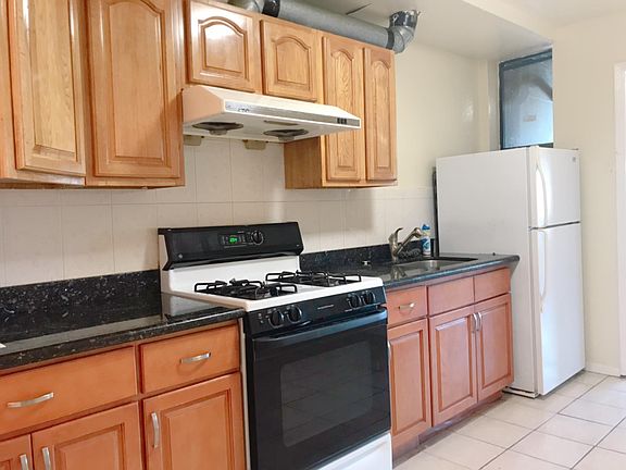 5th image of 267 Goettingen St