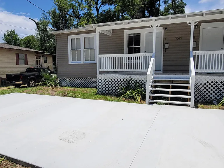 1511 N Davis Hwy #A — Photo 2