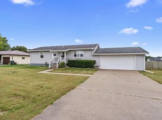 6904 McIntire Rd, Muscatine, IA 52761