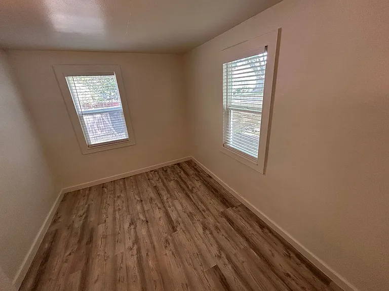 3112 W South Loop Ave — Photo 17