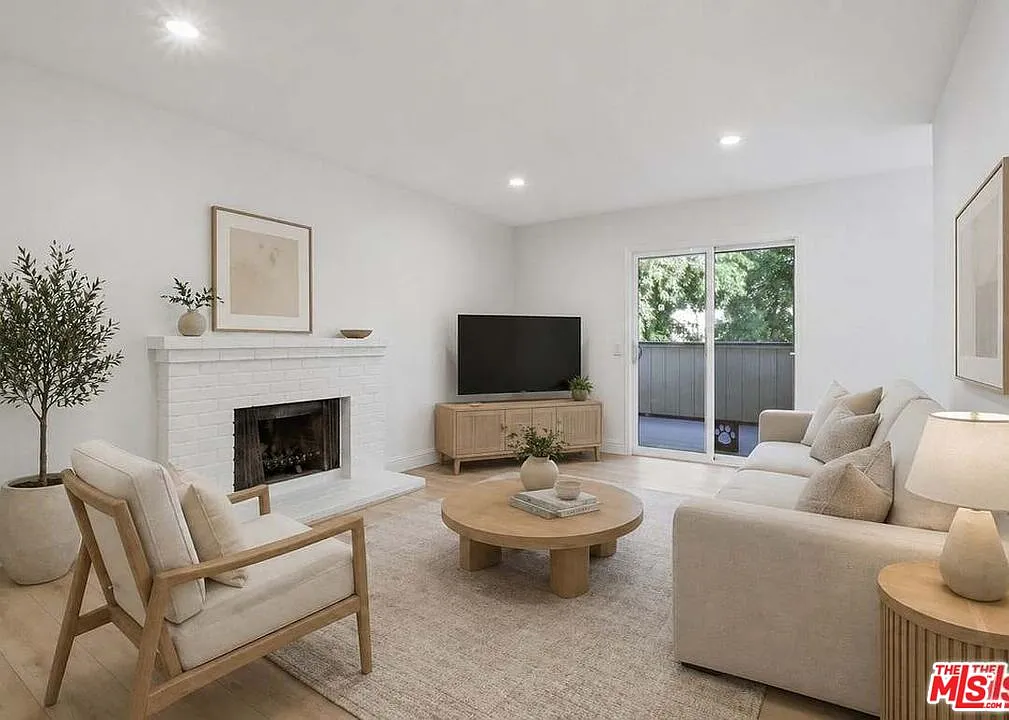 3 bed, 2.0 bath, 1103 sqft, $4,000 — Photo 1