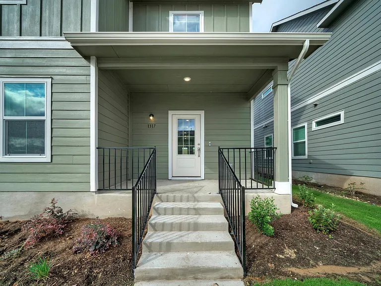 1317 Linwood St — Photo 4