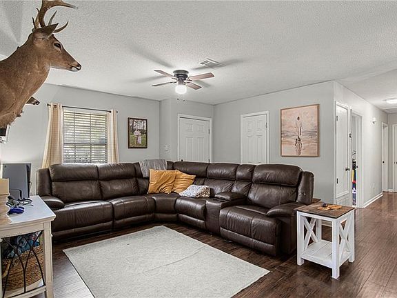 4th image of 1124 N Way Dr