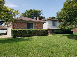 36611 Iroquois Dr, Sterling Heights, MI 48310