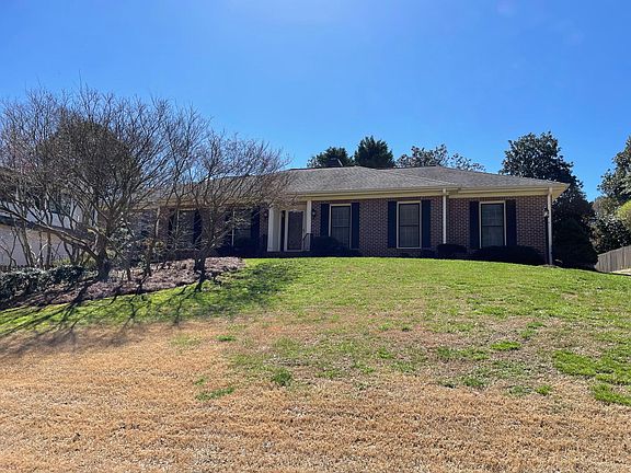 Front of house (picture 1) - Professionally maintained exterior maintenance included