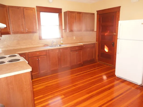 44 Gentian Ave Floor 2, Providence, RI 02908