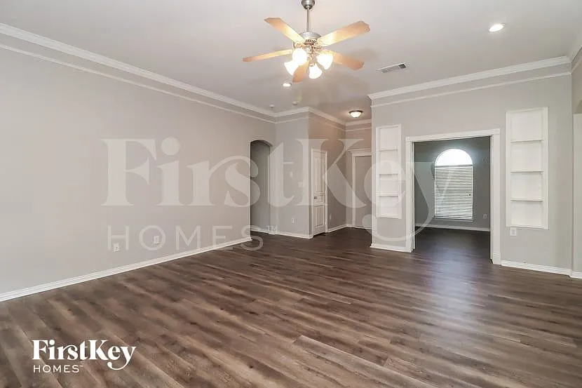 4 bed, 2.0 bath, 1966 sqft, $2,300 — Photo 4