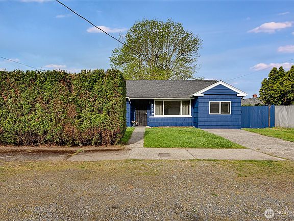 3rd image of 729 Woodford Avenue N