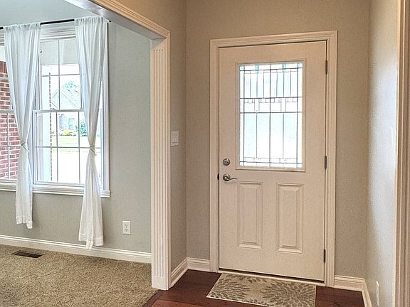 4th image of 1019 White Oak Dr