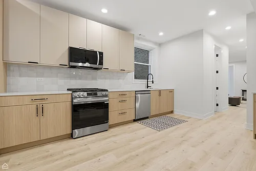 2126 W Thomas St Photo 1
