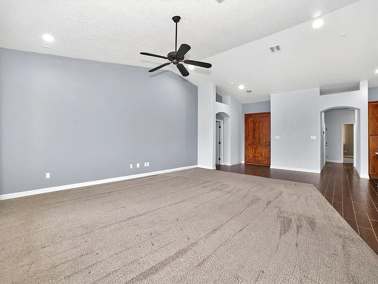 2792 S Aurora Ave — Photo 4