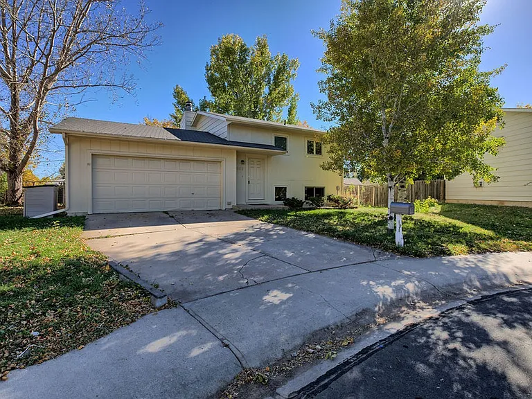1909 McAllister Ct — Photo 2