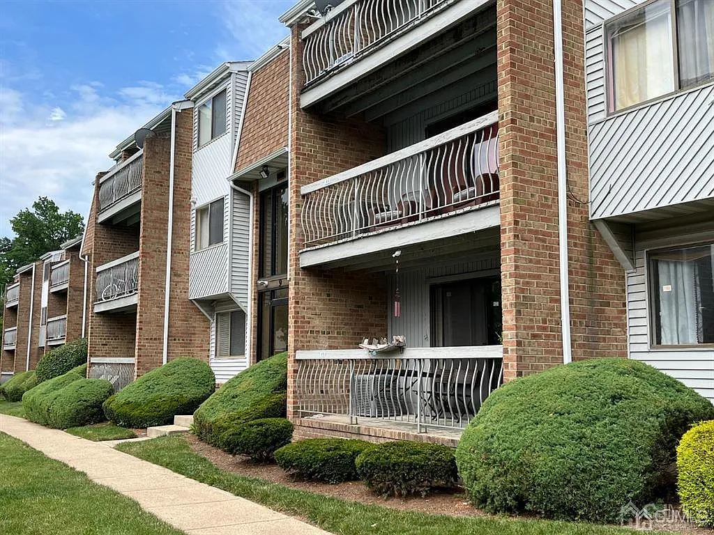 2 bed, 2.0 bath, 1275 sqft, $2,300 — Photo 2