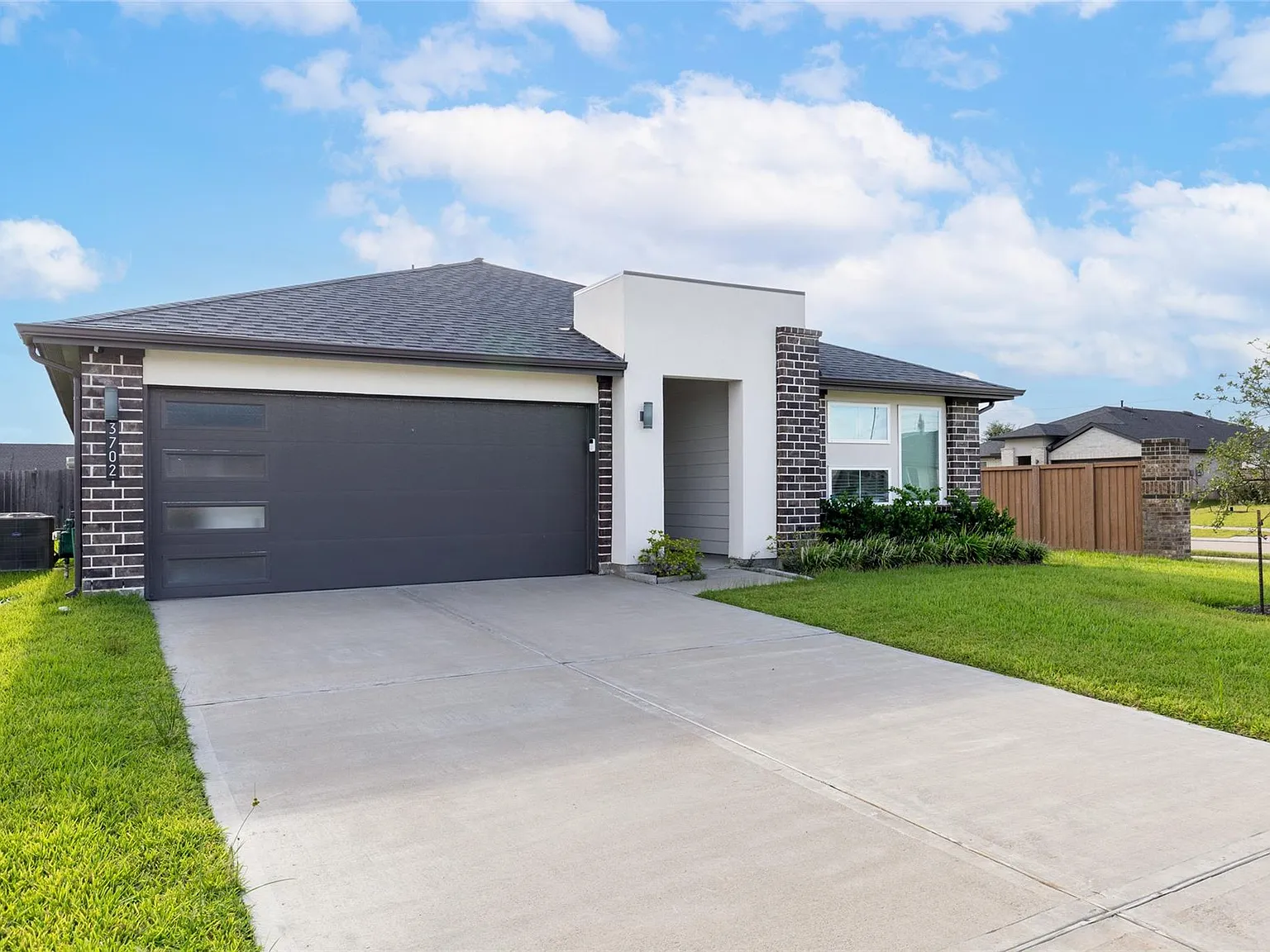 4 bed, 2.0 bath, 2082 sqft, $2,400 — Photo 3
