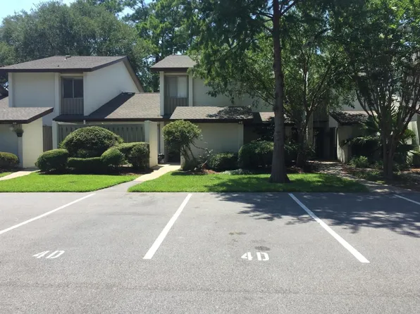 4 Marsh Harbor Dr, Beaufort, SC 29907