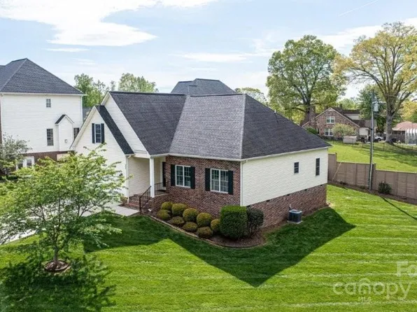 3837 1st Street Ln NW, Hickory, NC 28601