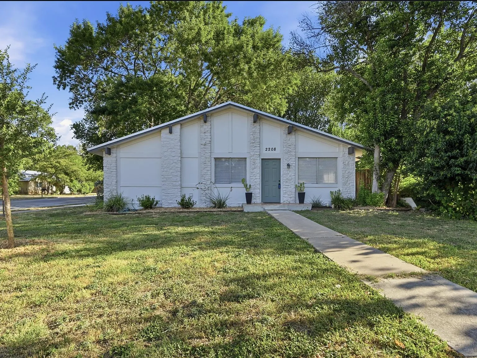 3 bed, 1.5 bath, 1209 sqft, $2,000 — Photo 2
