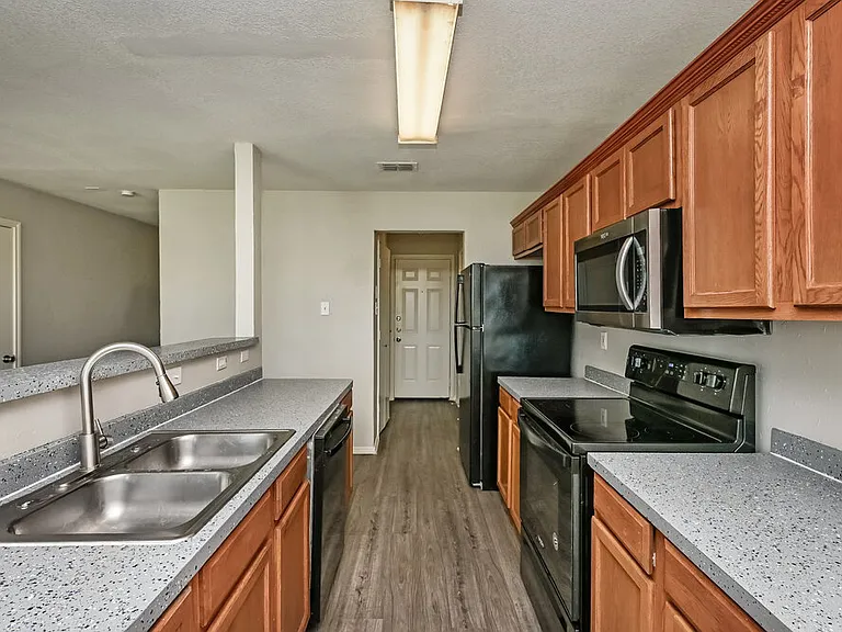 1424 Pine Ln — Photo 8