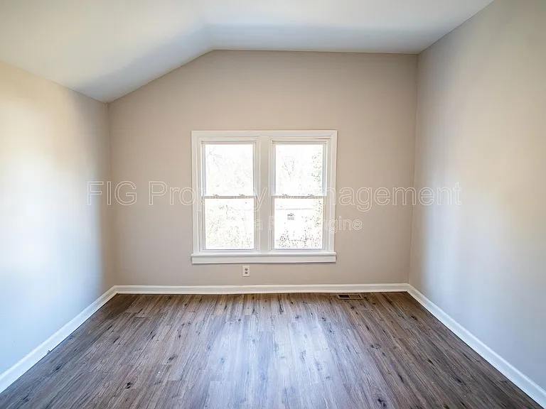 1138 Valley Dr — Photo 11