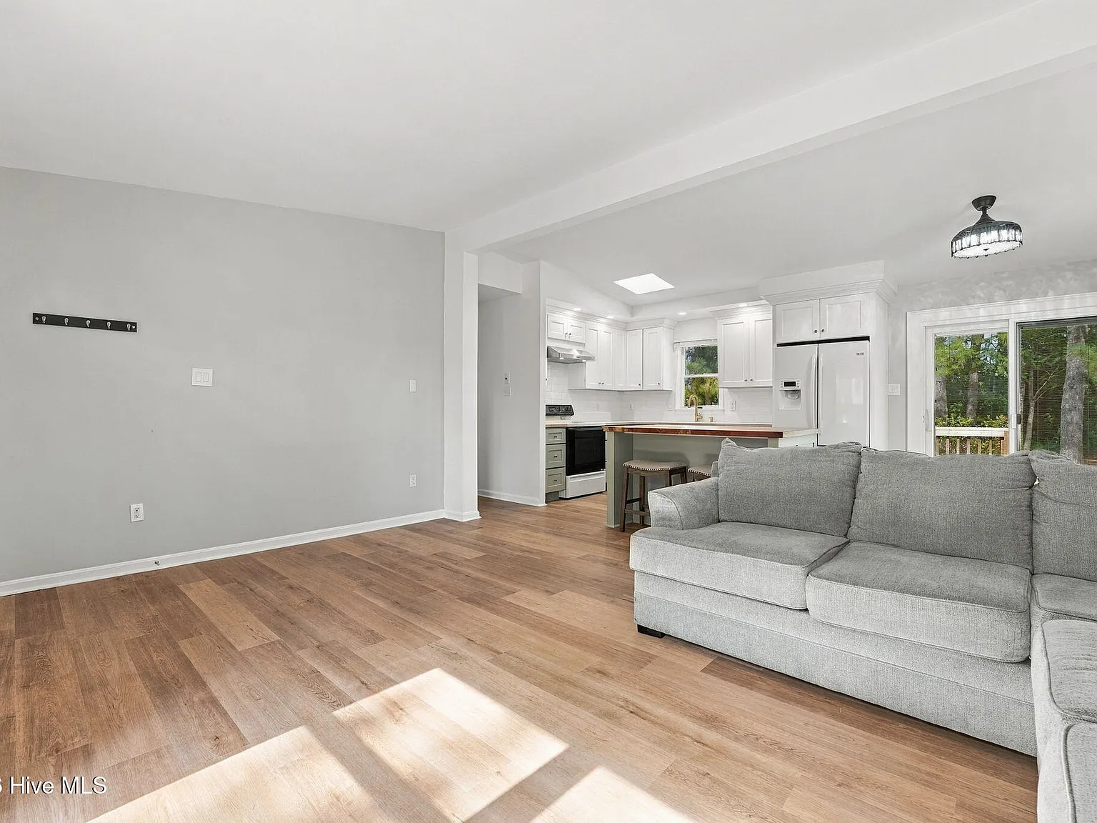 3 bed, 2.0 bath, 1300 sqft, $1,900 — Photo 4
