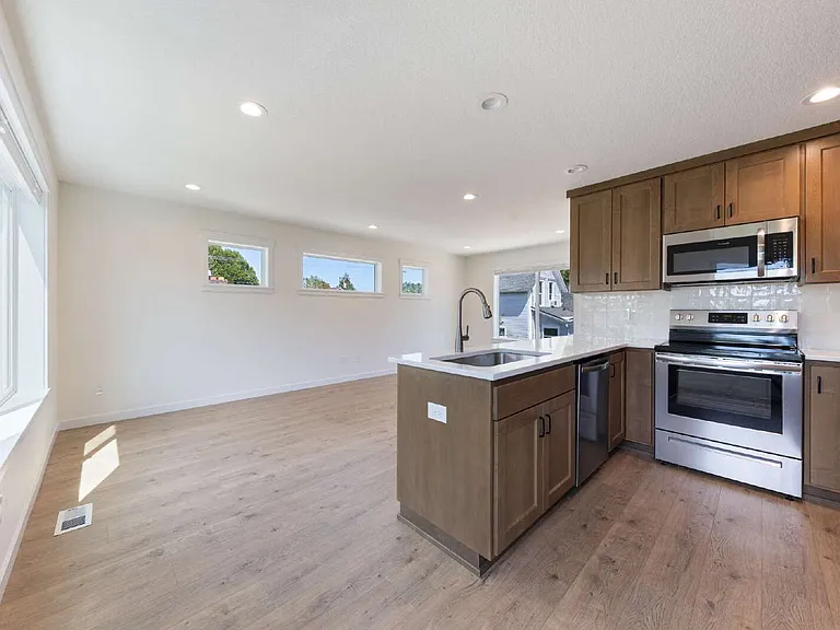 210 NE Ford St — Photo 22