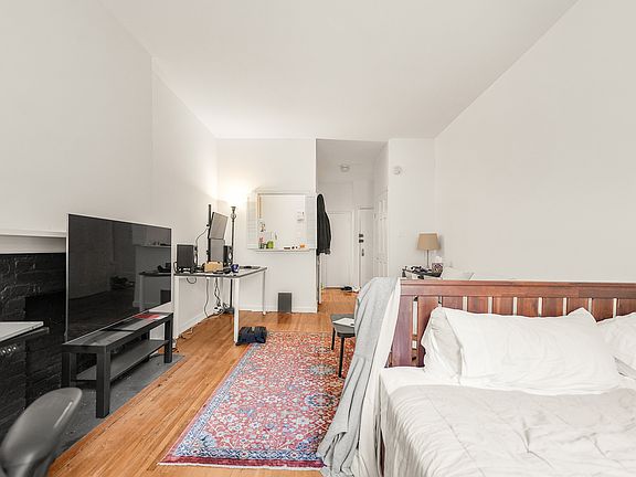 3rd image of 419 E 87th St #1D