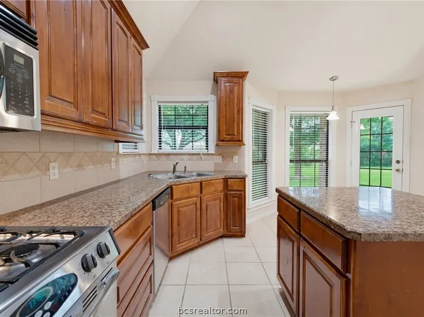 702 Woodson Dr, Caldwell, TX 77836