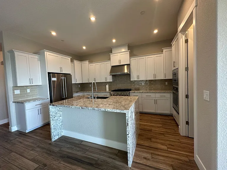 6270 Ottawa St — Photo 5