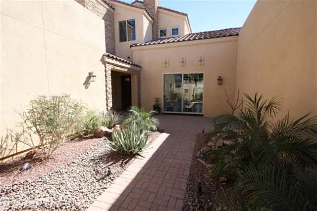 Gorgeous Condo — Photo 2