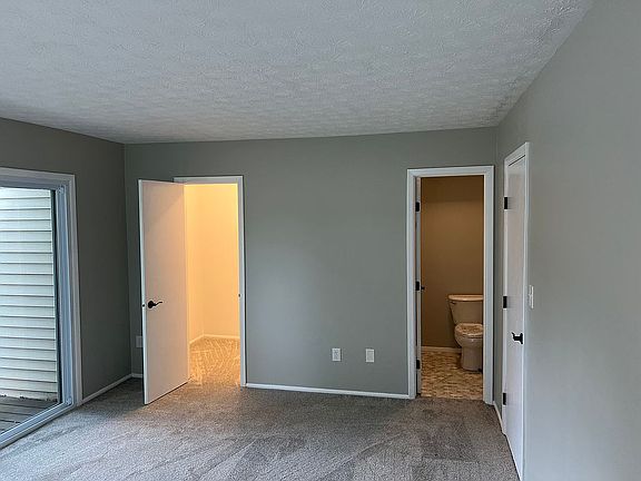 Master Bed, walk-in closet
