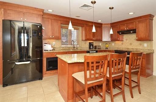 5th image of 447 Essex St