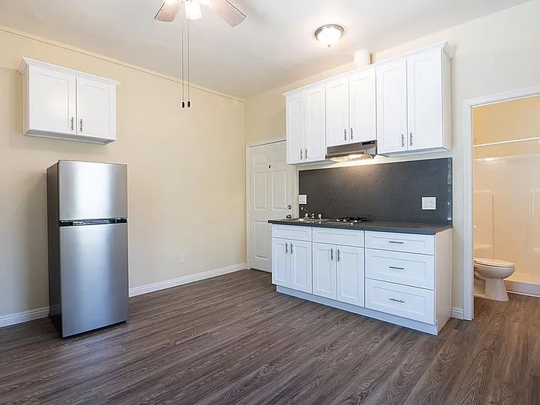 1017 S Burlington Ave — Photo 25