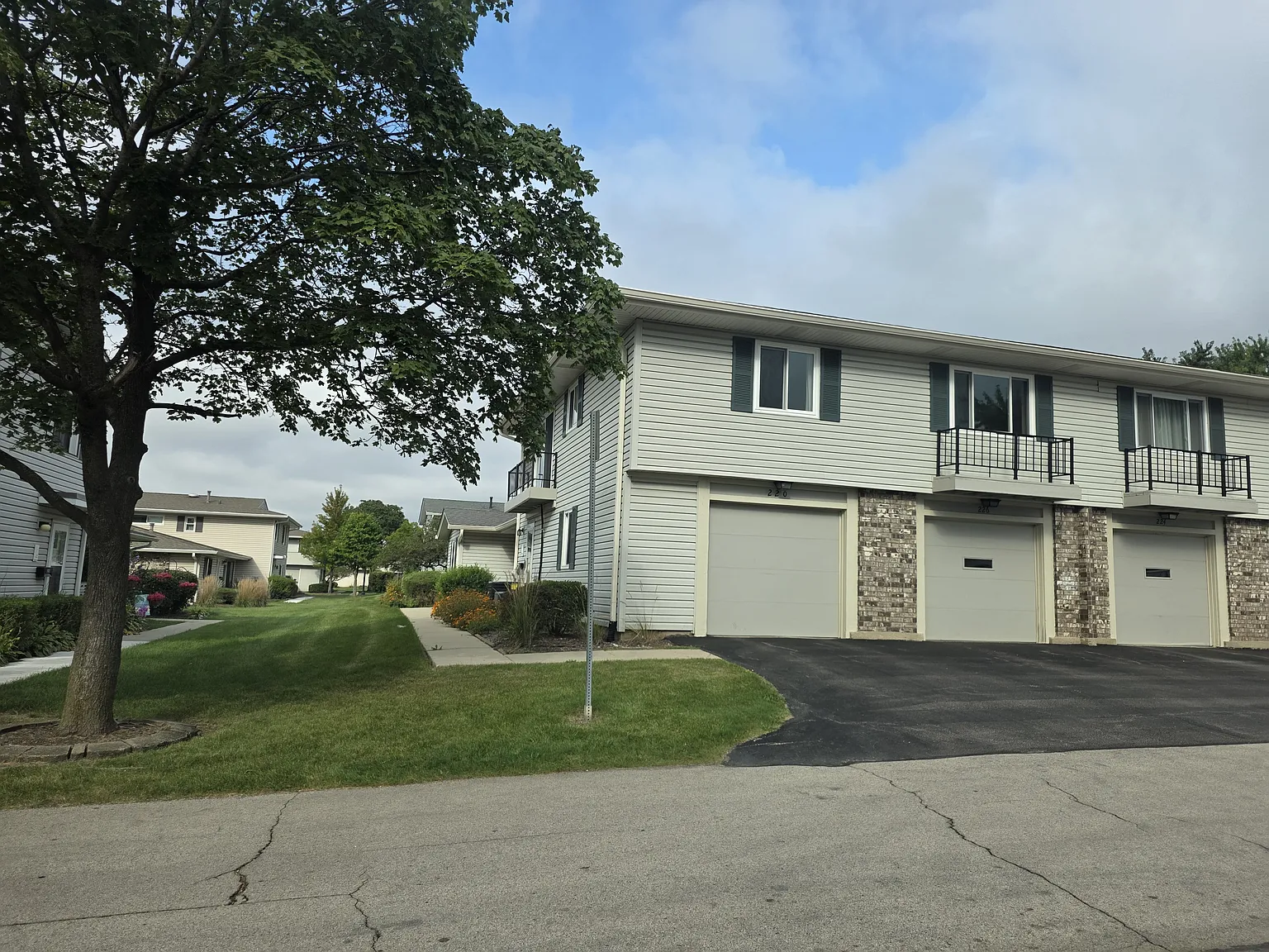 220 Sagamore Ct — Photo 1