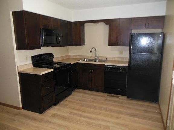 4th image of 609 NE English Manor Dr APT D
