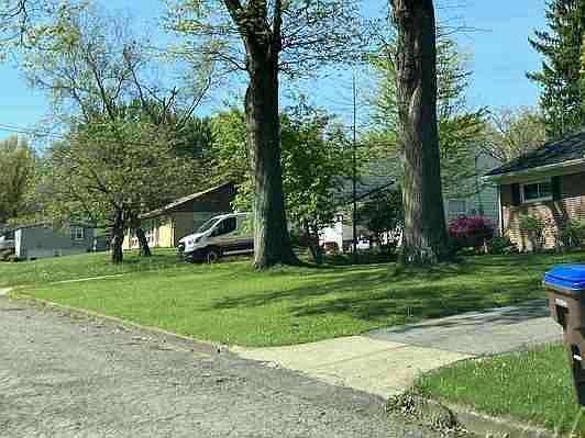 3rd image of 828 Shady Ave