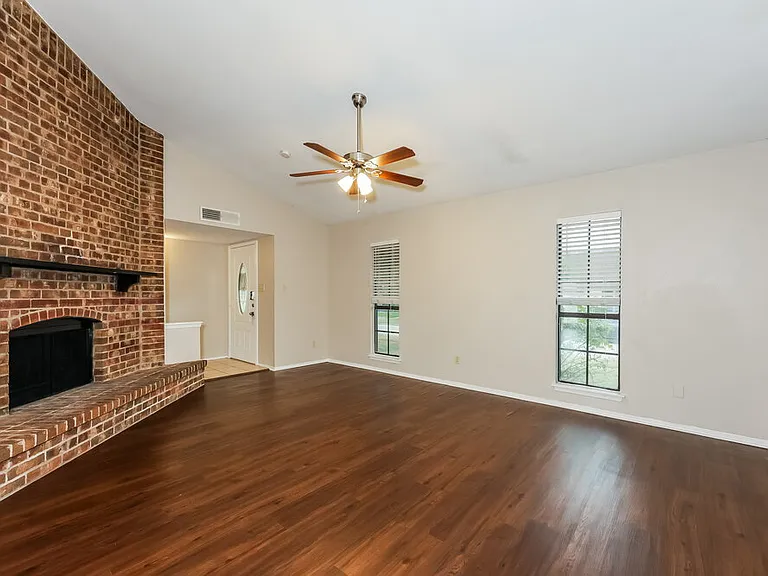 1385 Southridge Dr — Photo 4