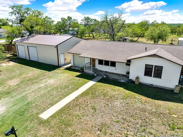 1806 Sunnyside Rd., Floresville, TX 78114