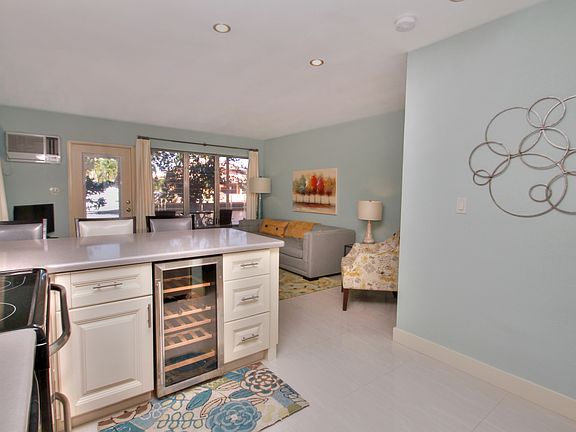 3rd image of 160 Isle Of Venice Dr APT 1