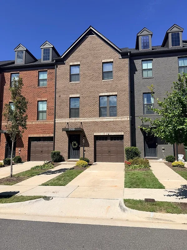 3 bed, 2.5 bath, 1960 sqft, $2,395 — Photo 1