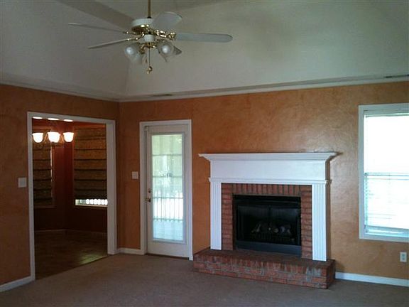 4th image of 987 Clairmont Pl
