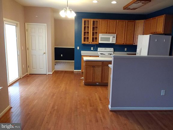 3rd image of 810 Anna Ln