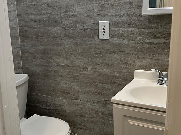 3rd image of 2035 Powell Ave Floor 2
