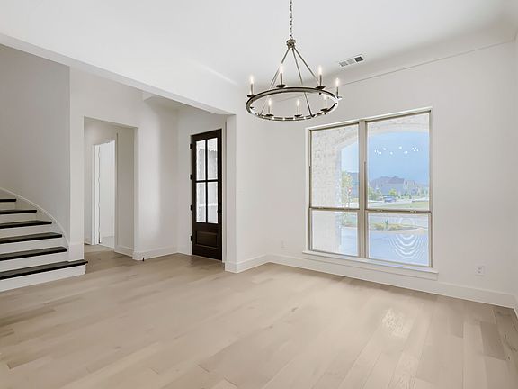 4801 Strada - Dining Area