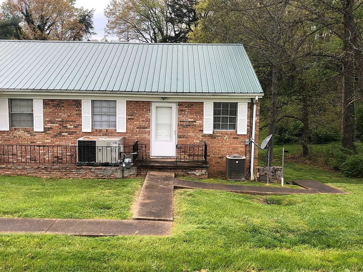 Building Photo - 204 Pinecrest Dr
