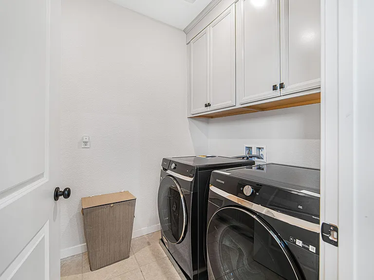 153 E Central Pkwy — Photo 43