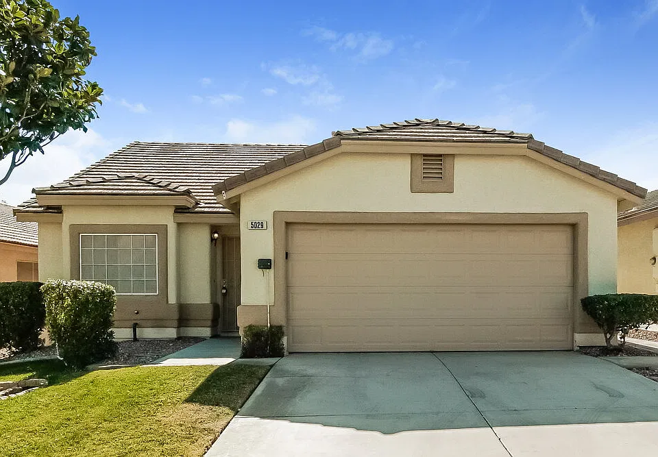 5029 W El Campo Grande Ave